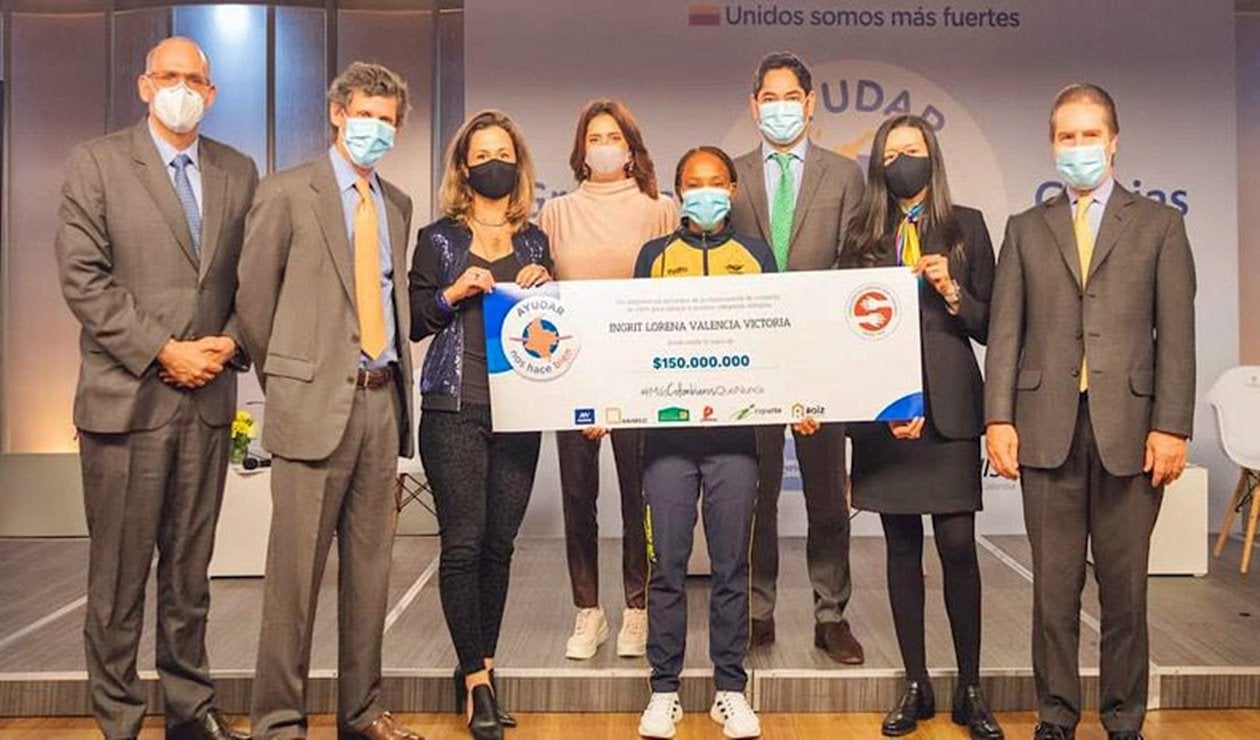 Ingrit Valencia, boxeadora colombiana, recibió cheque millonario para compra de su casa