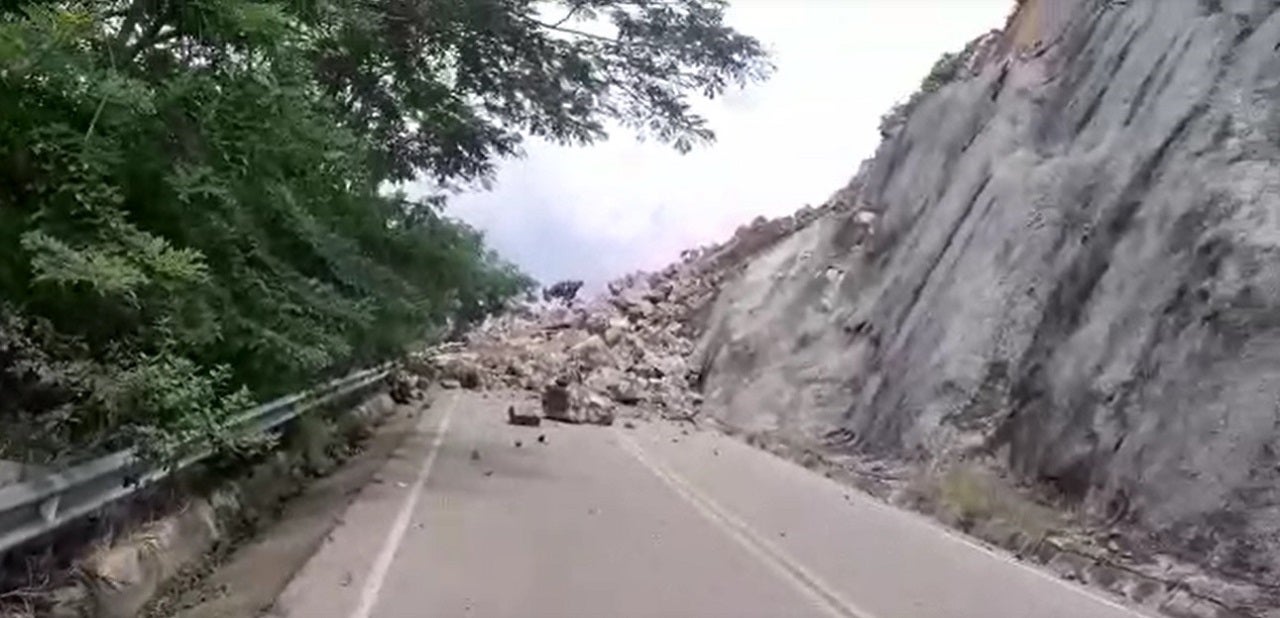 La hora de apertura de la carretera es incierta, dijeron las autoridades.