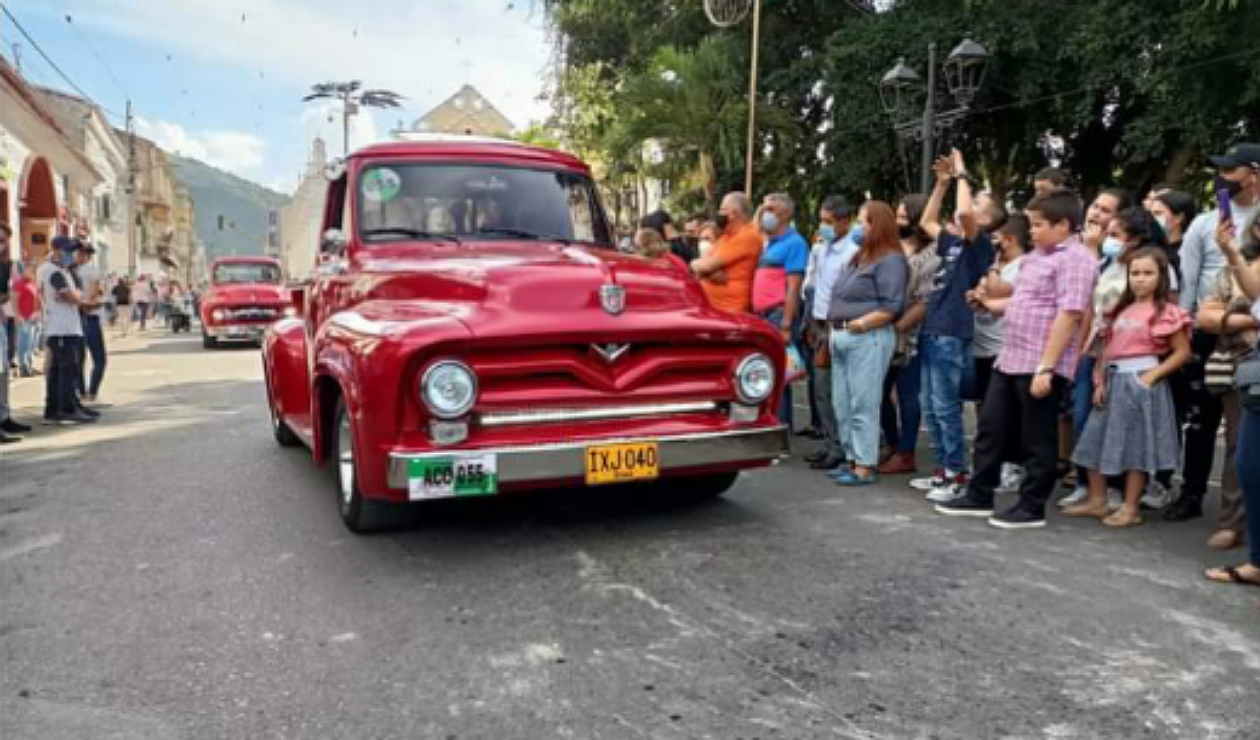 Desfile de vehículos clásicos