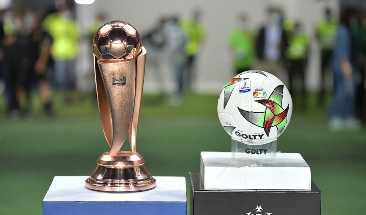 Trofeo y balón Copa BetPlay