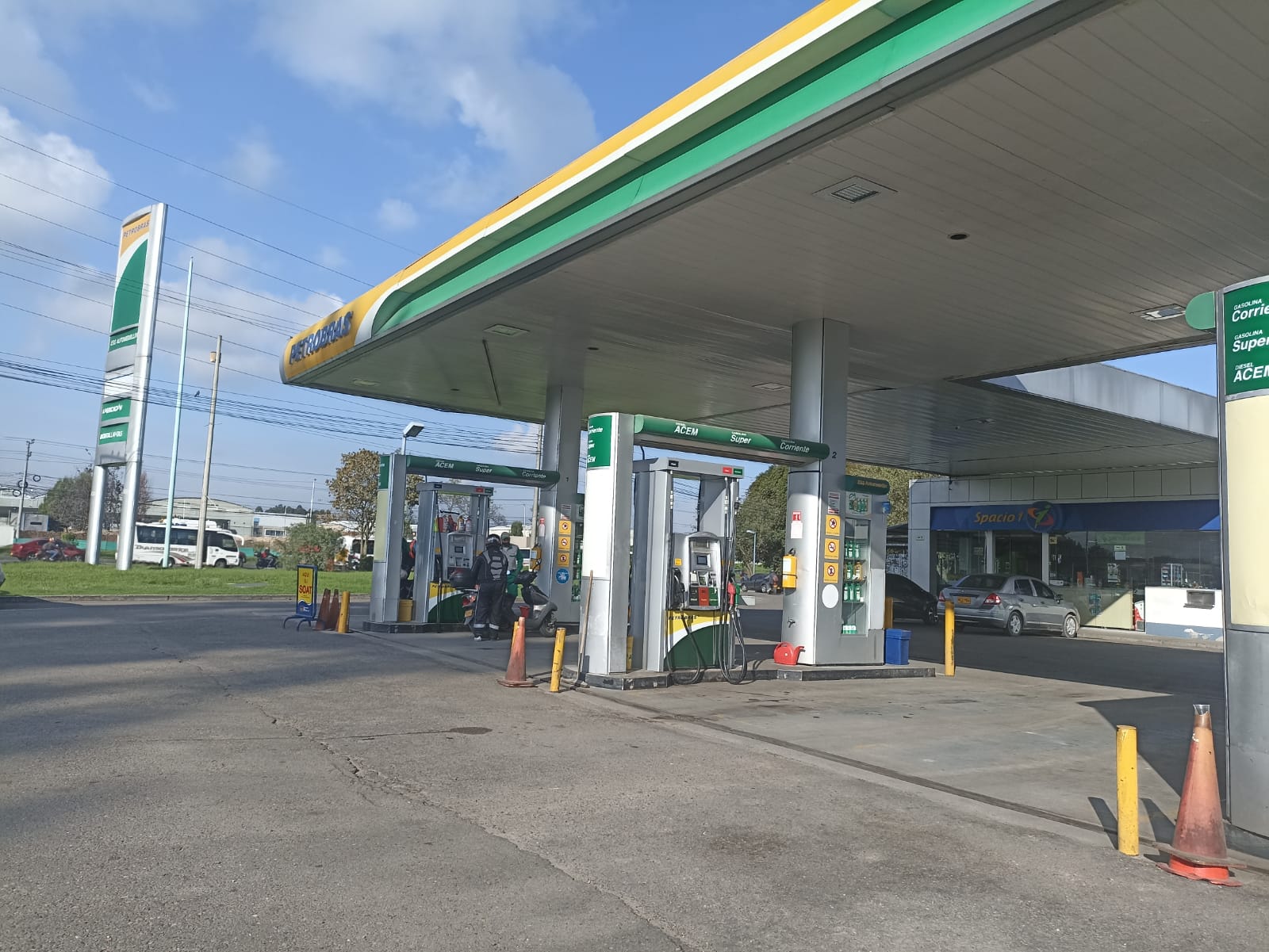 Escasez e gasolina en Bogotá.