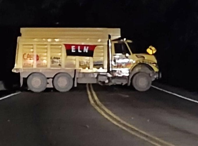 Volqueta al parecer con explosivos en Norte de Santander