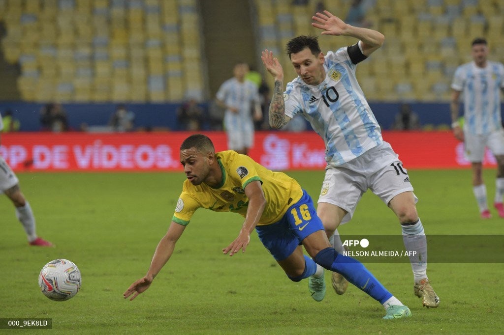 Leo Messi y Renan Lodi en la final de La Copa América 2021.