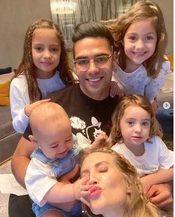 Falcao acompañado junto a sus hijos y su esposa.