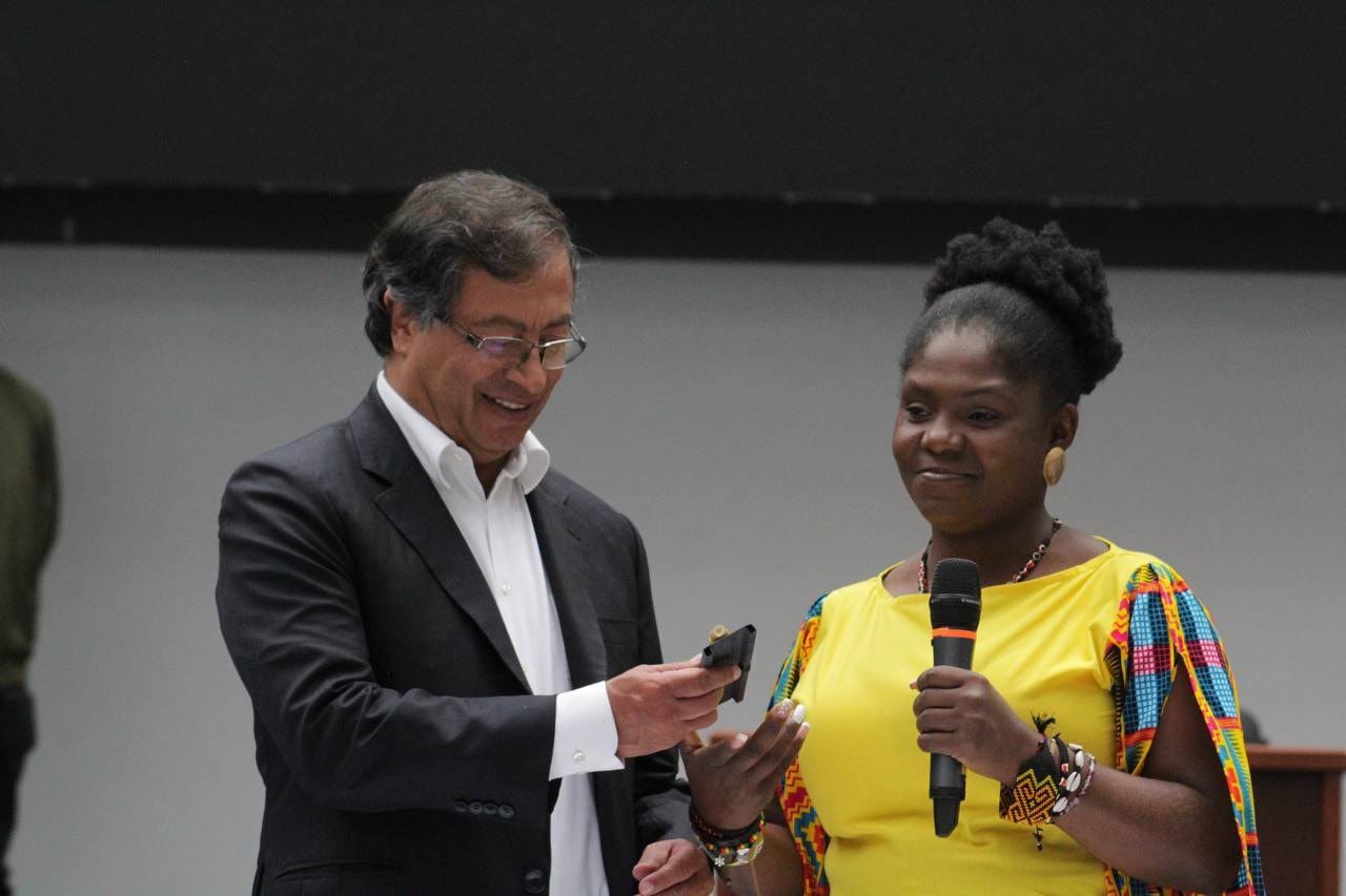 Gustavo Petro y Francia Márquez en la Registraduría