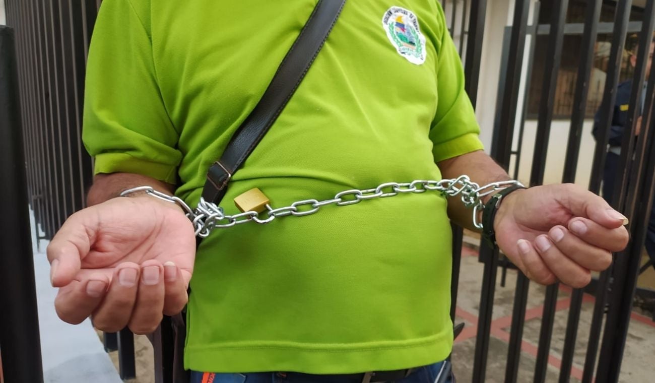 Lider social encadenado en Santander