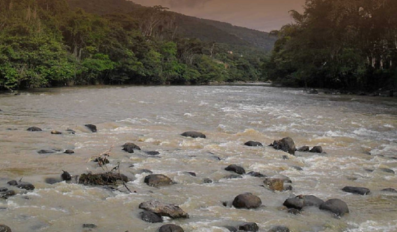 La contaminación del río puede afectar el turismo y en especial el canotaje que se practica en la fuente hídrica.