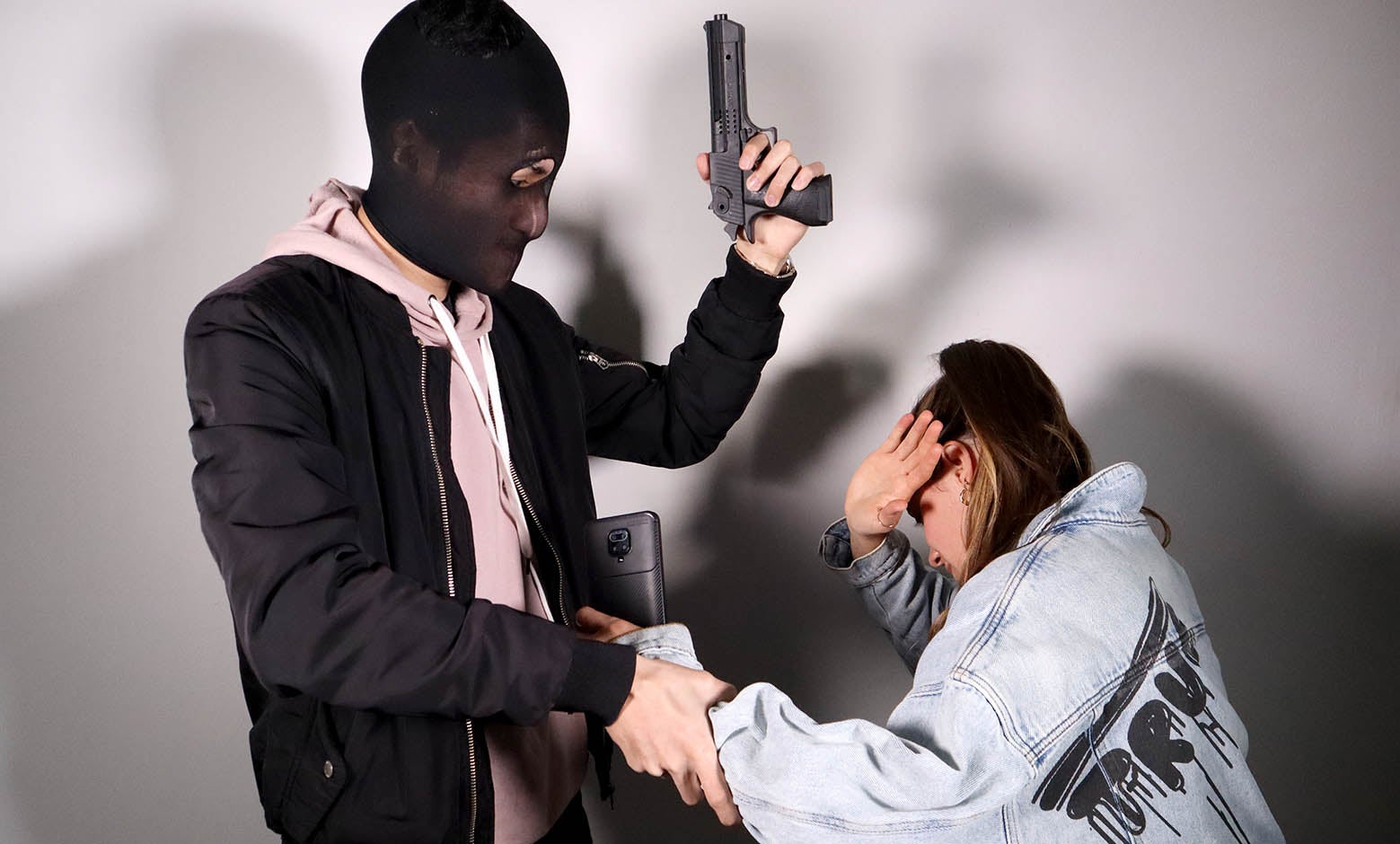 Atraco / robo / armas / víctima / inseguridad / muerte / acoso / cosquilleo /paloterapia / fotoilustracion