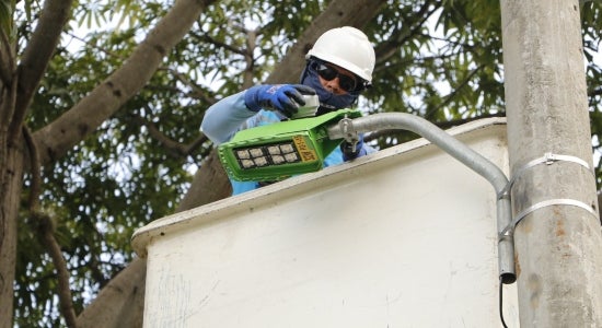 Al alumbrado se le están modificando las luminarias.