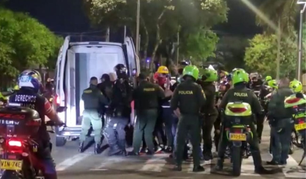 Enfrenamientos entre encapuchados y el Esmad en Bucaramanga