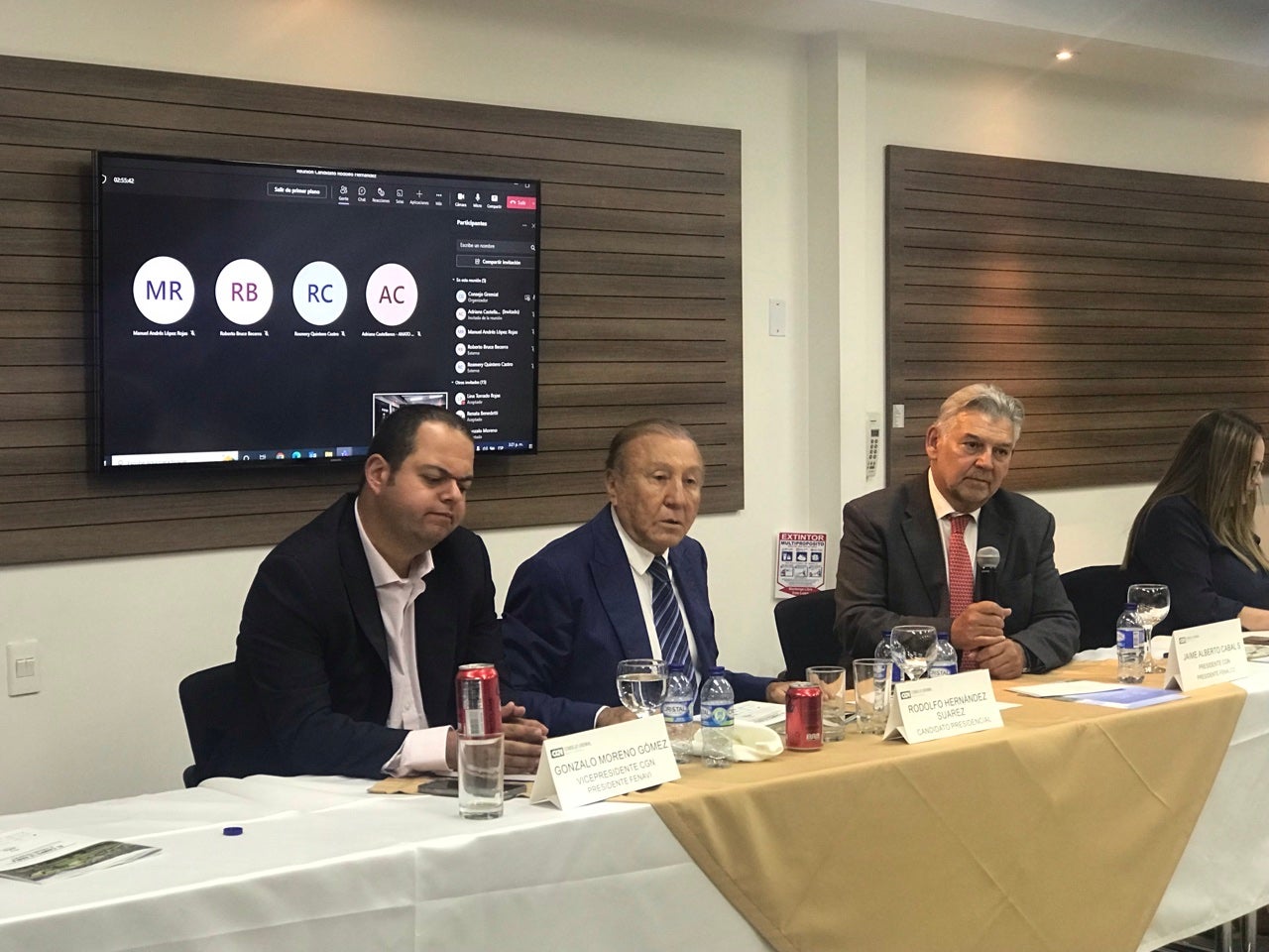 Rodolfo Hernández con empresarios