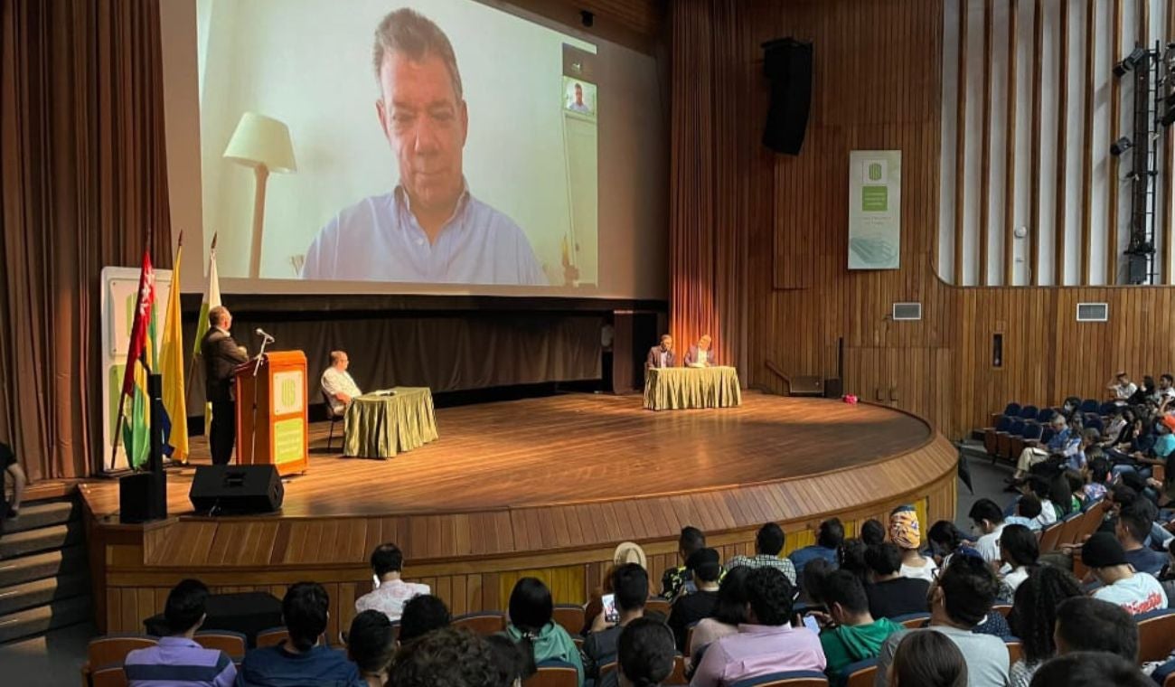 Luis A Calvo UIS conversatorio paz