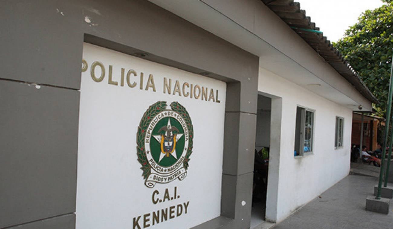 Un muerto y dos heridos deja riña entre detenidos