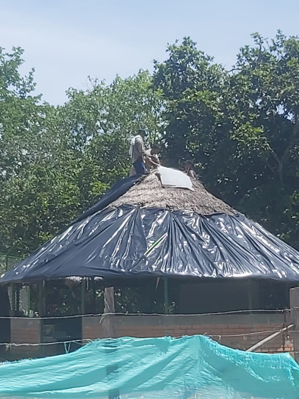 Estudiantes reciben clases en un kiosco