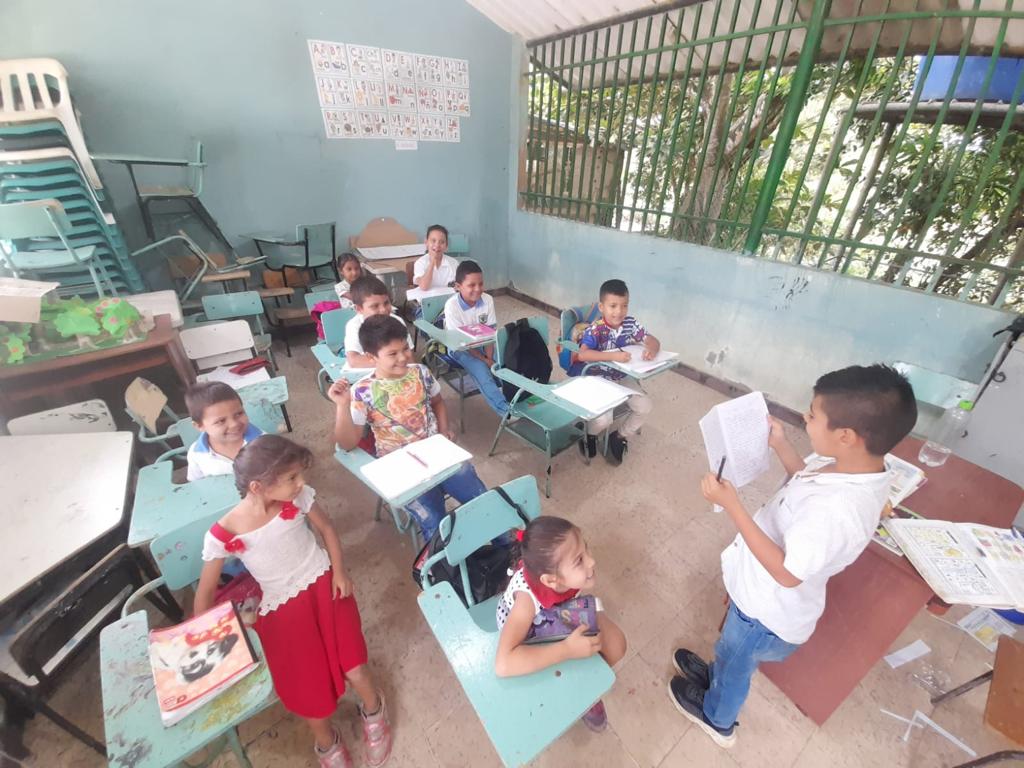 Estudiantes reciben clases en un kiosco