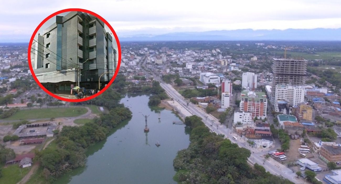 La mujer presenta una herida en el maxilar inferior.