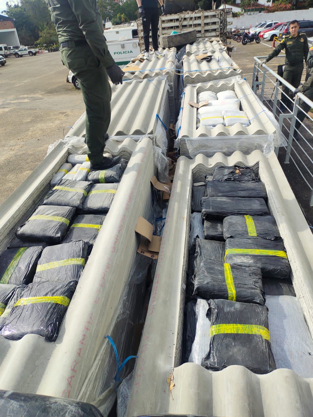 Cayó cargamento de marihuana oculto entre tejas en un vehículo de carga en Santander