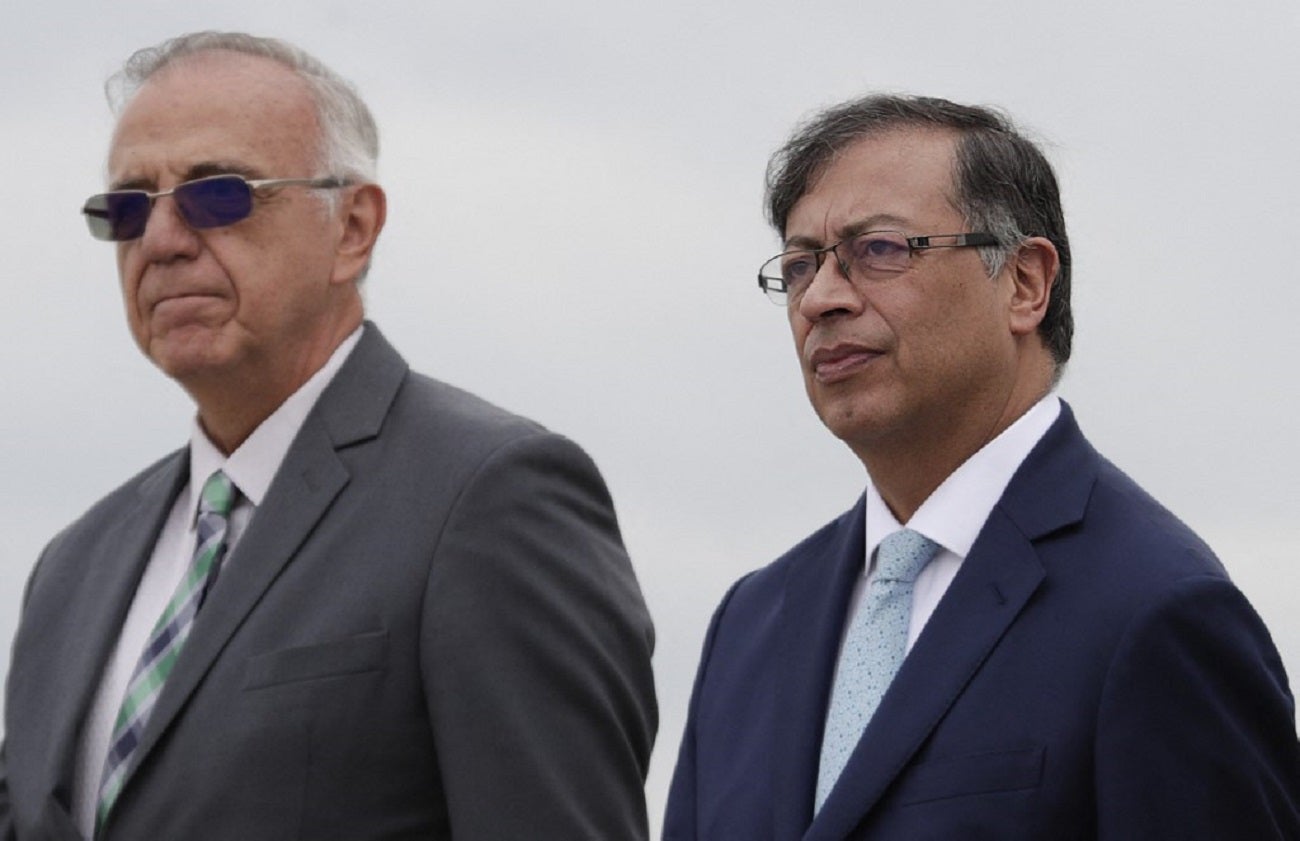 Presidente Gustavo Petro y el ministro de Defensa, Iván Velásquez (izq).