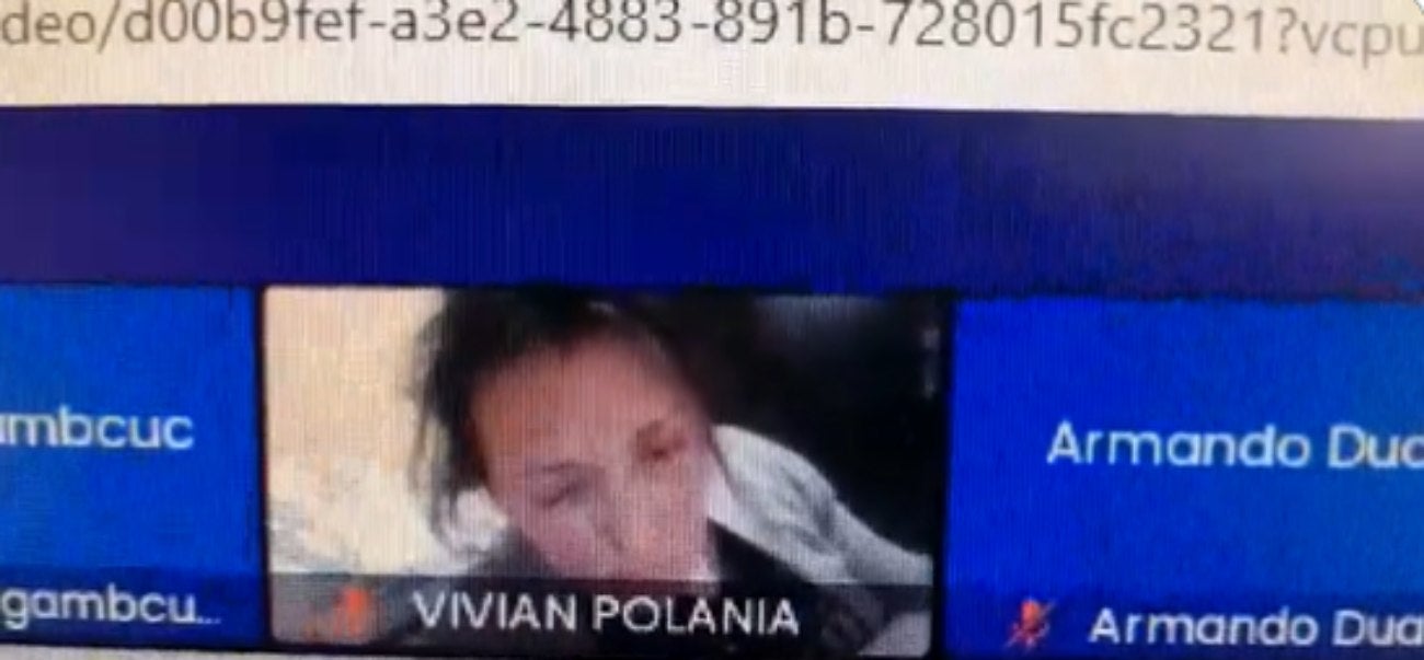 Jueza dejó cámara prendida en audiencia virtual y fue descubierta fumando y con poca ropa