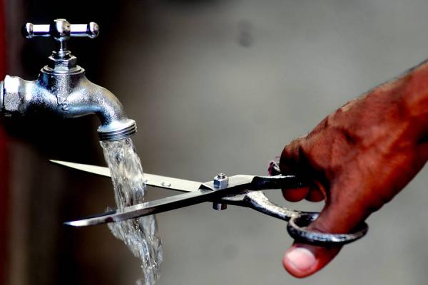 El motivo del corte del vital líquido obedece a que se realizarán cambios de compuertas en el embalse La Fe.