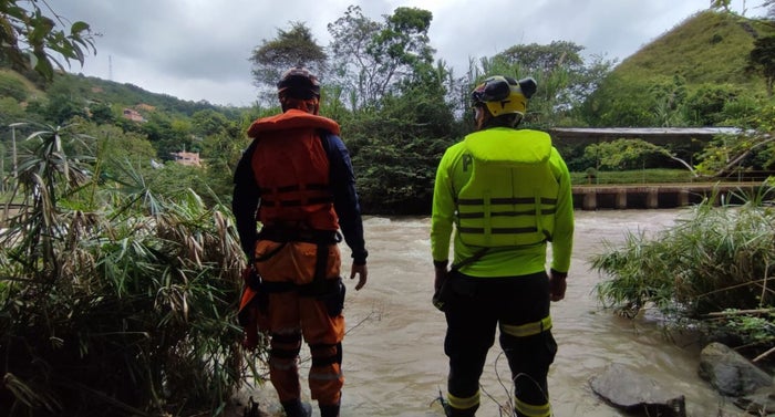 Continúan las labores de búsqueda de un joven que fue arrastrado por la corriente del Río Suratá