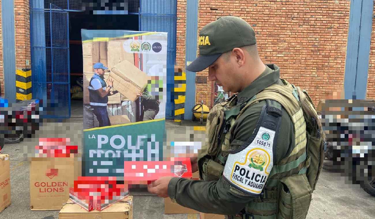Policía con cigarrillo de contrabando