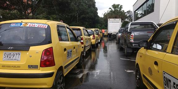 Los taxistas rechazan que no aplique 'pico y placa' para ellos.