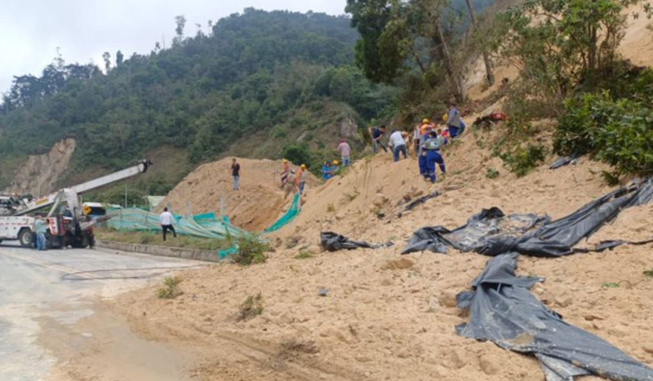 Operario quedó atrapado en deslizamiento de tierra en vía Bucaramanga - Cúcuta