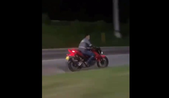 Motociclista sin casco en Piedecuesta