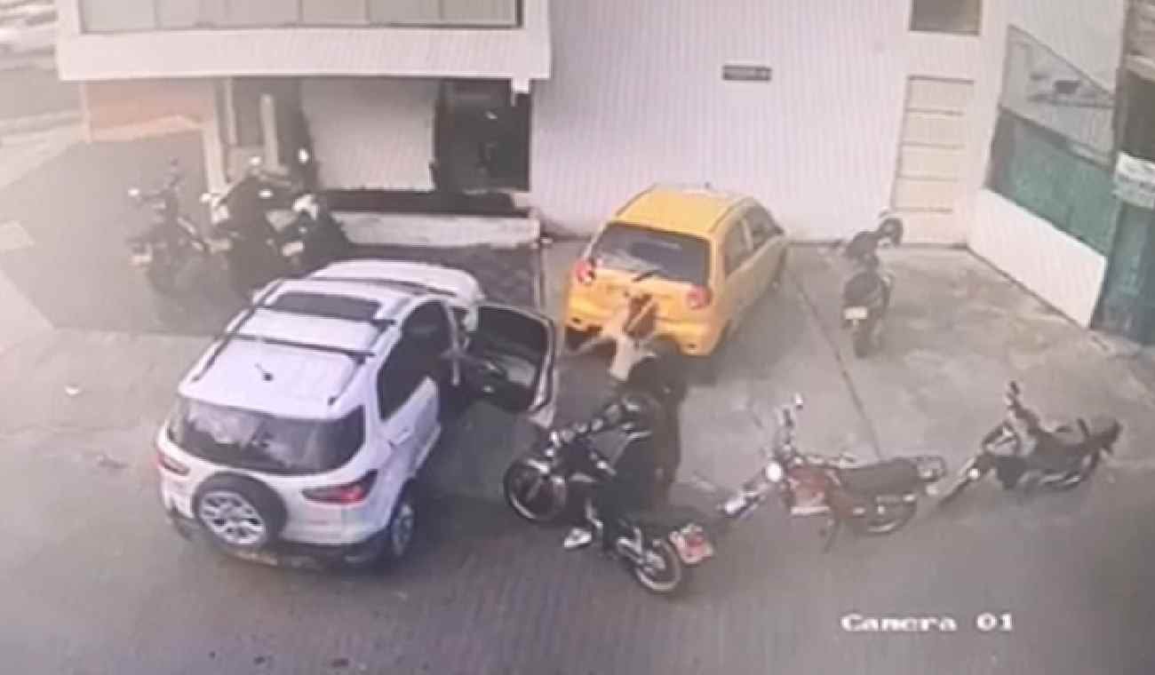 Tres motorizados robando