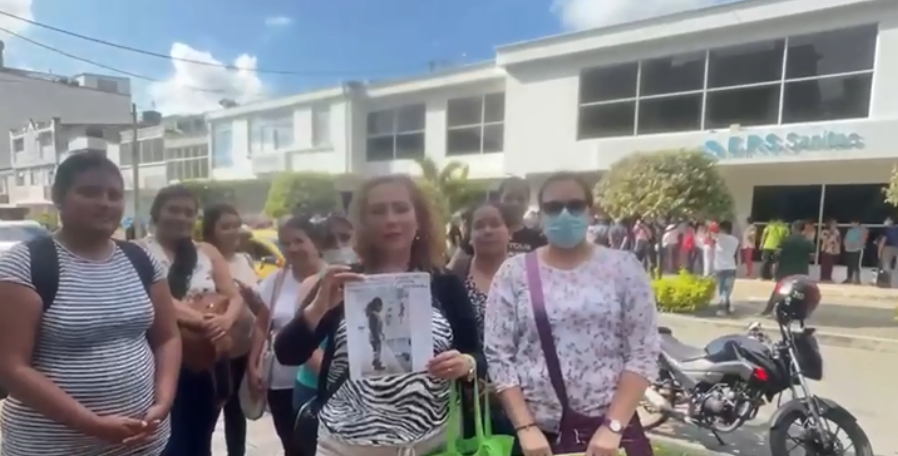 madres realizan plantón en Sanitas Bucaramanga