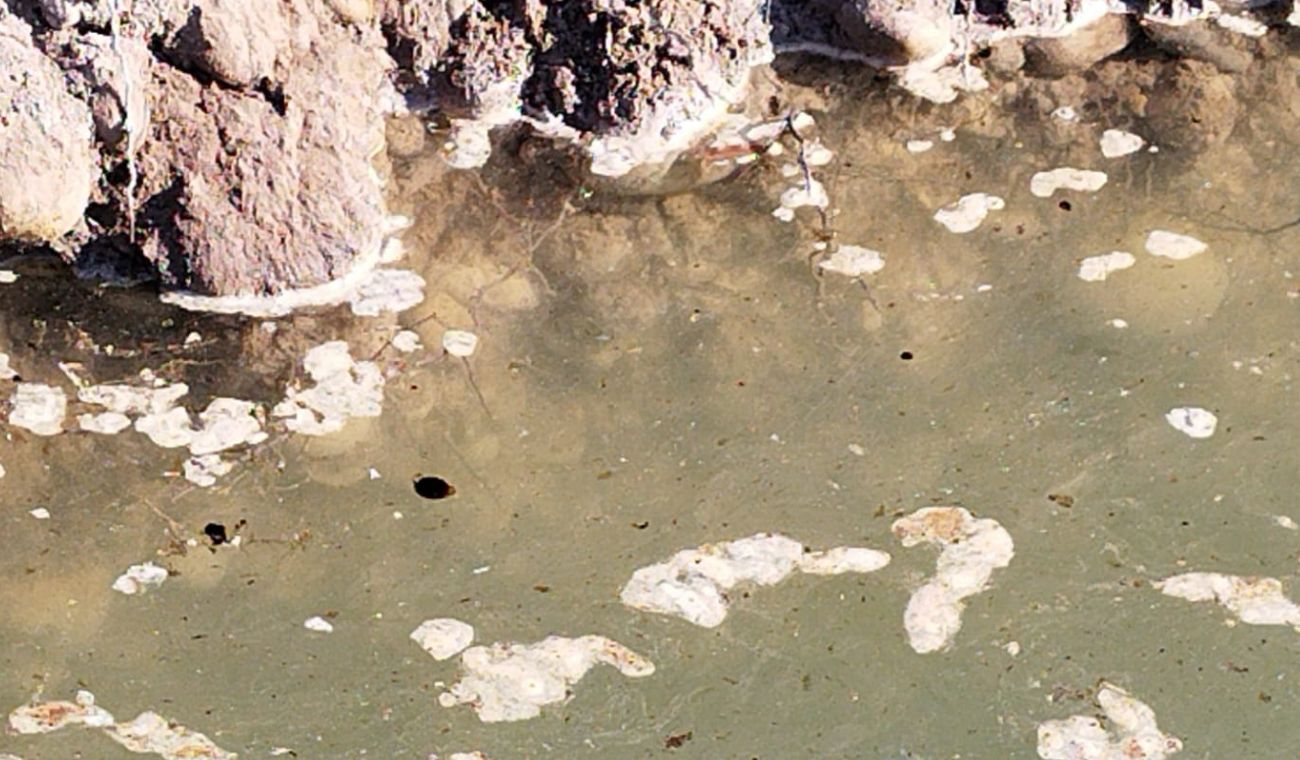 Afloramiento de crudo se mezcla con agua en excavaciones en la Lizama