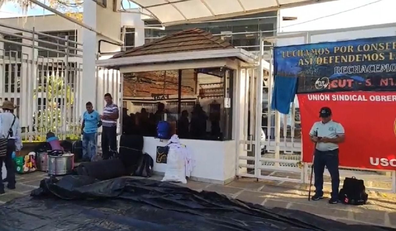 Protesta de líderes campesinos frente a la CAS