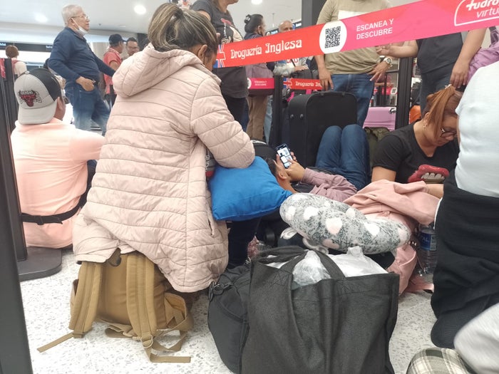 Viajeros extranjeros varados en aeropuerto de Cúcuta