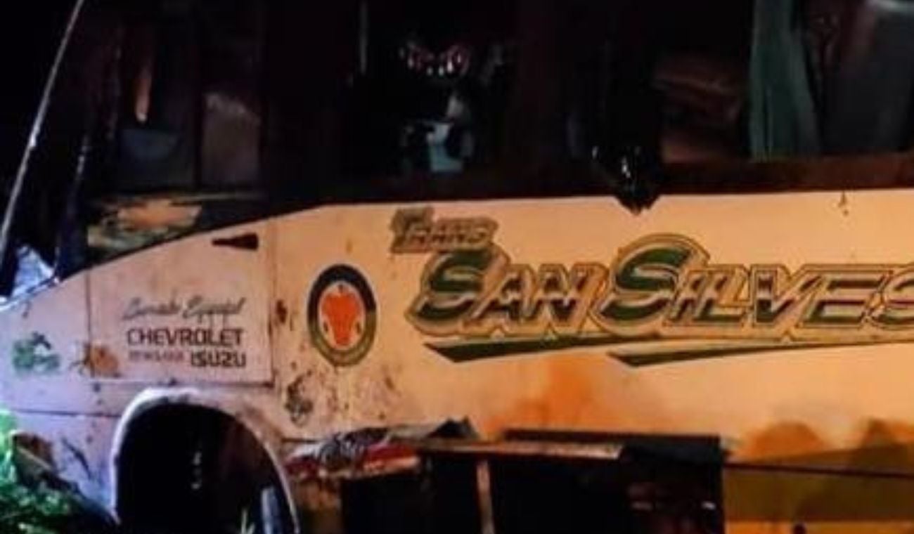 Bus de servicio especial se volcó en la vía Bucaramanga - Cesar