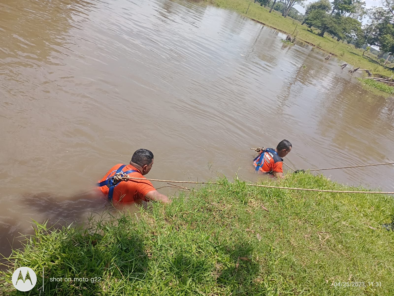 Buscan a bebé en el caño peruétano en Santander