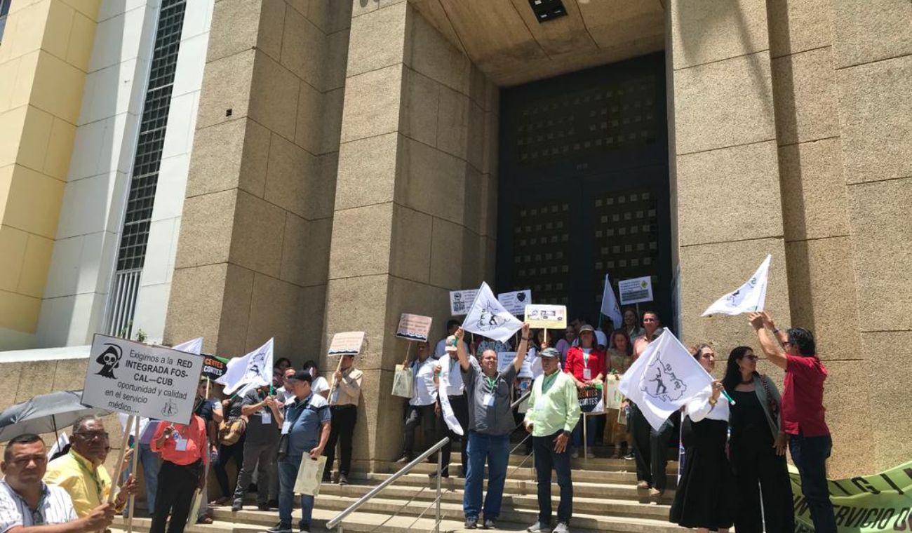 Plantón de educadores en la Gobernación de Santander
