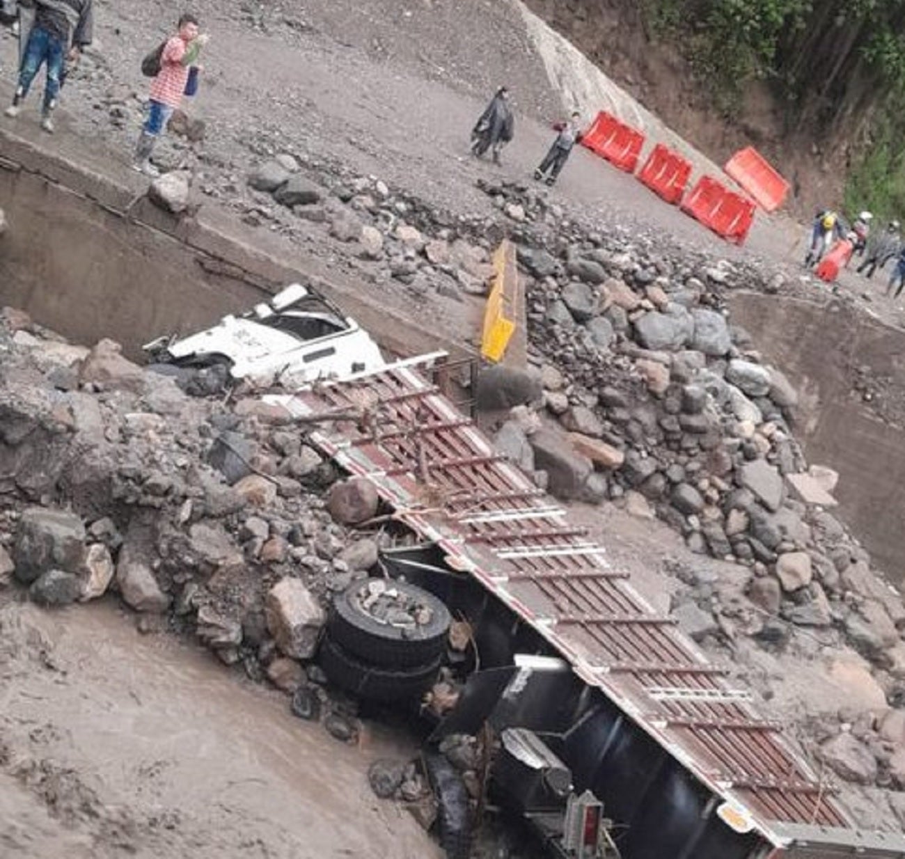 Por ahora es incierta la hora de reapertura de la carretera.