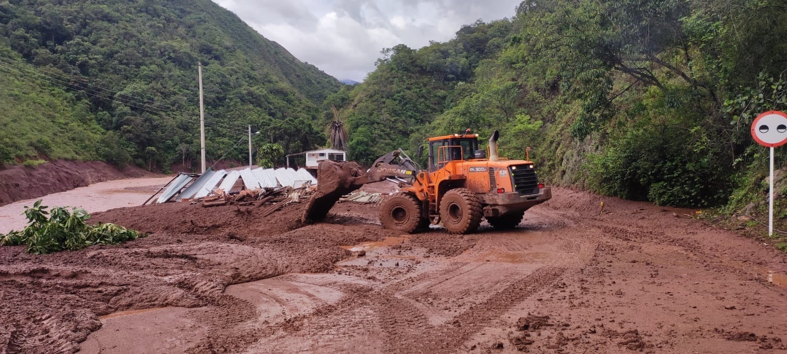 Remoción de lodo y roca en la vía Abrego-Cúcuta