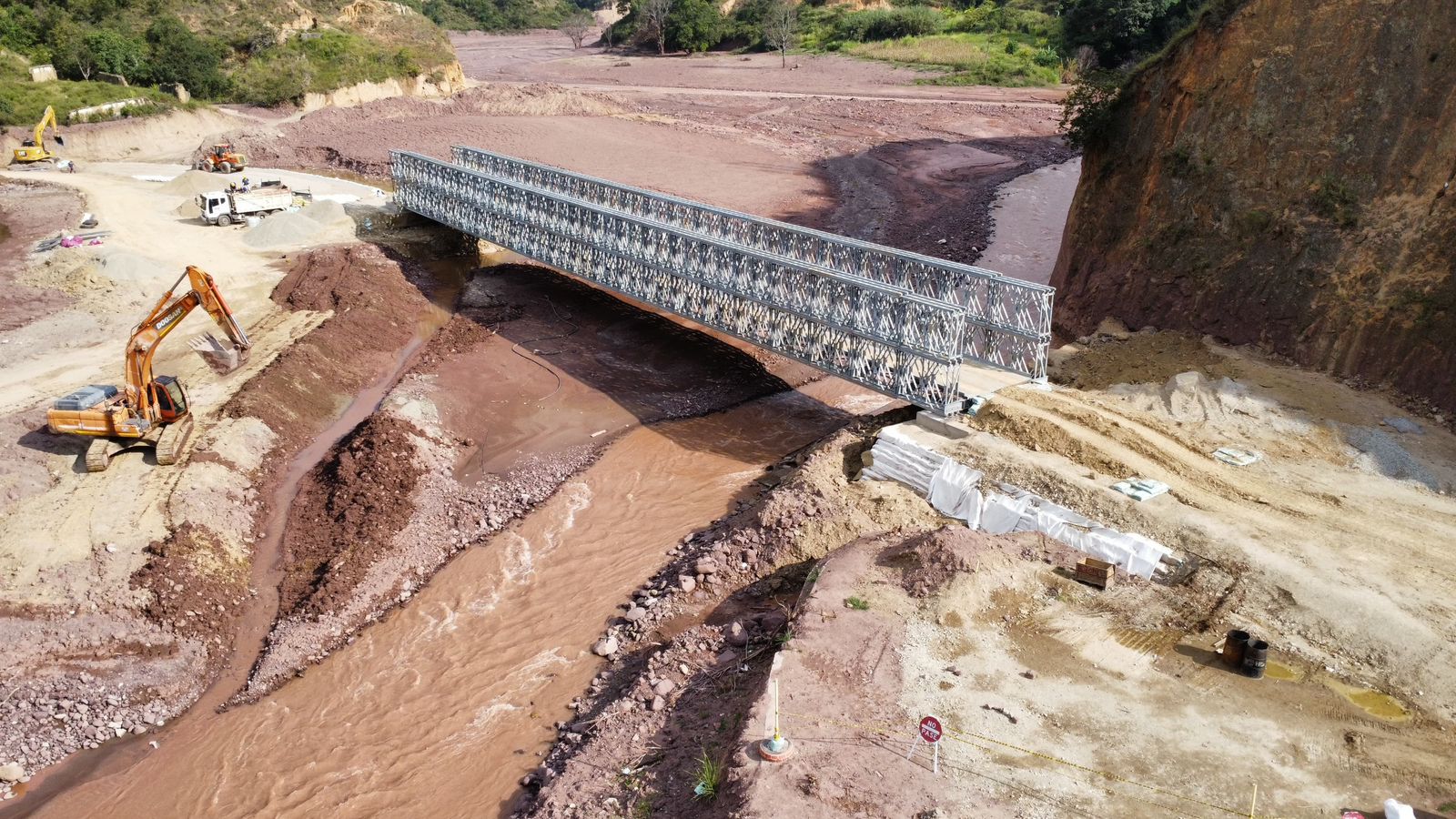 Puente metálico en el sector El Tarrita.