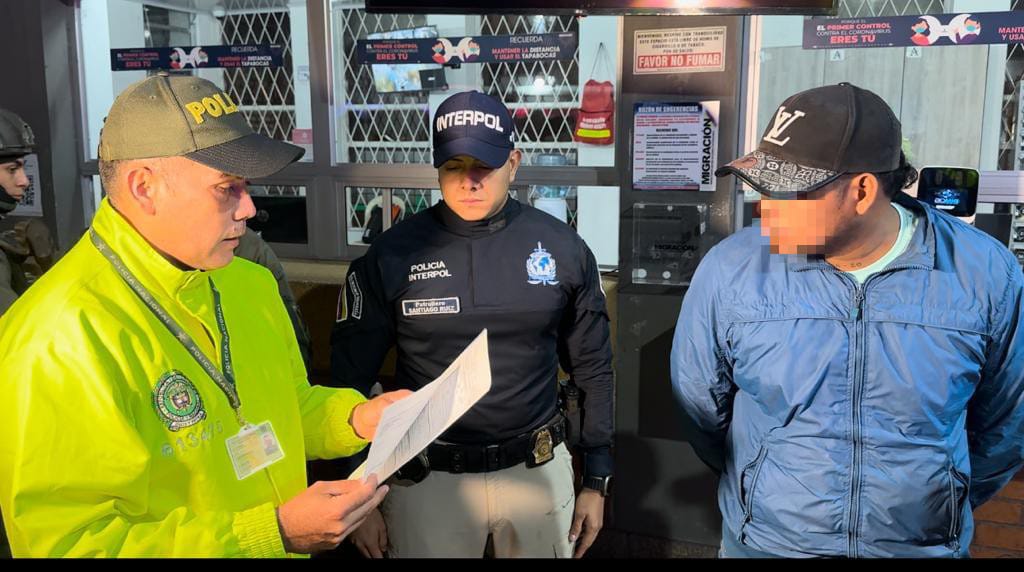 El trabajo en conjunto entre la Policía Nacional de Colombia y Ecuador, dieron con el paradero del líder del grupo delincuencial