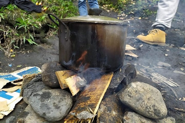 Se prohíbe la utilización de fogones de leña artesanales en zonas boscosas, zonas verdes de parques, andenes, carreteras y aledañas a la riviera de ríos y quebradas.