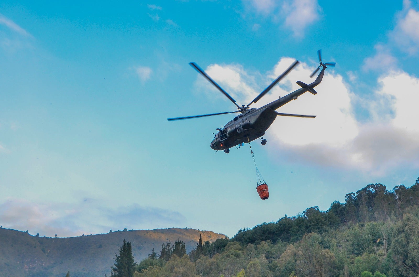 Helicóptero MI-17 con sistema bambi bucket en Pamplona