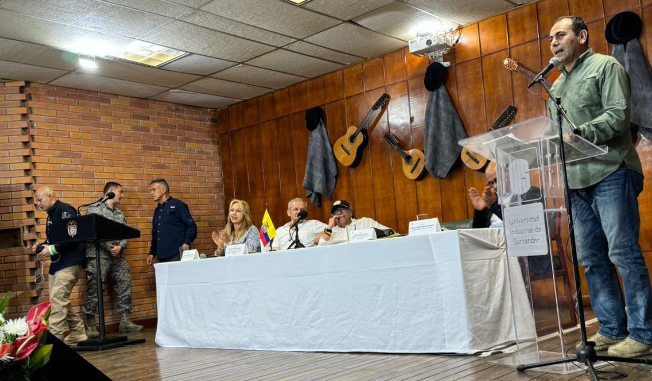 Juvenal Díaz gobernador de Santander durante visita presidente Petro.