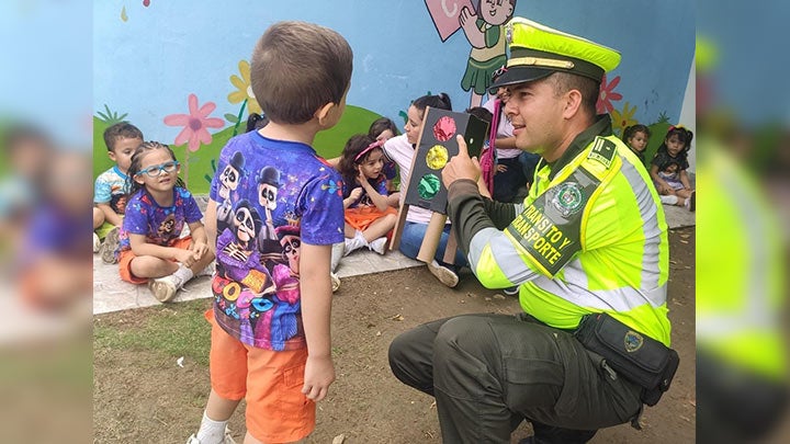 Policía con menores de Edad