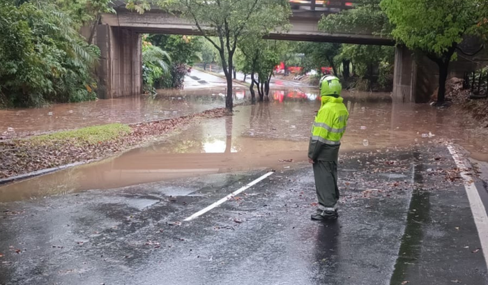 Río desbordado en vía La Lizama - San Alberto