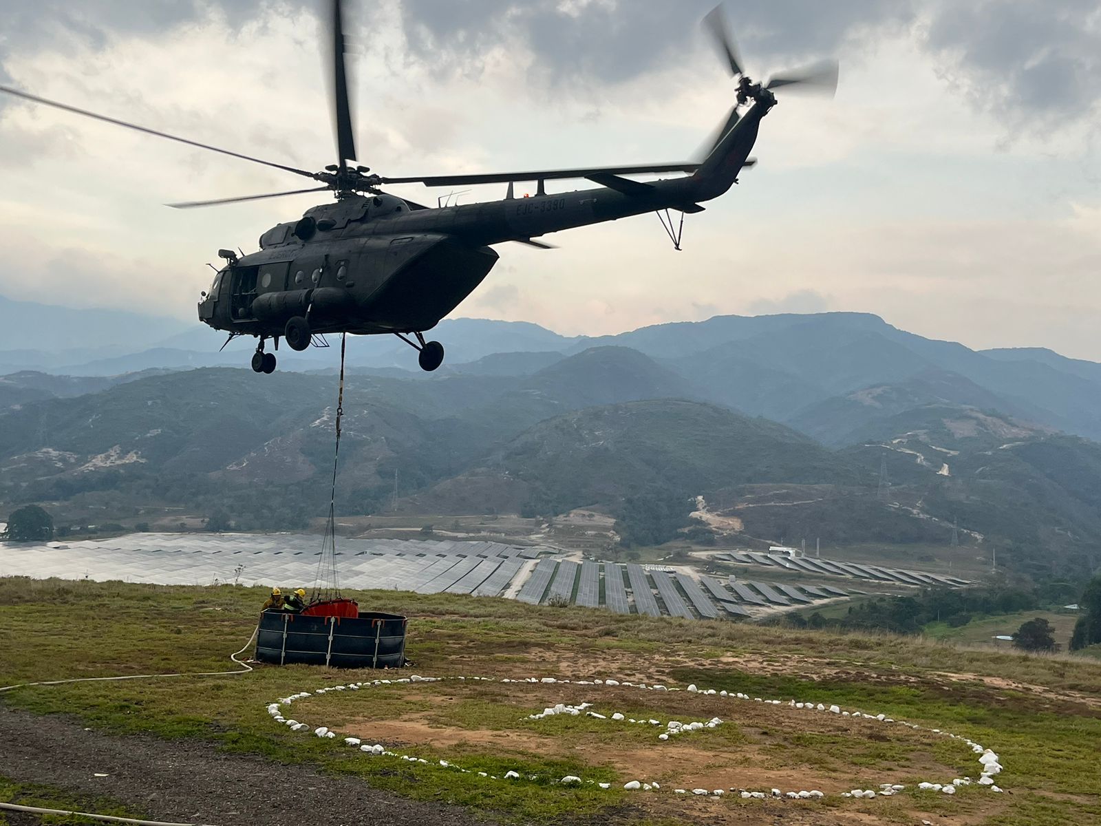 Helicóptero tipo bambi bucket en Ocaña