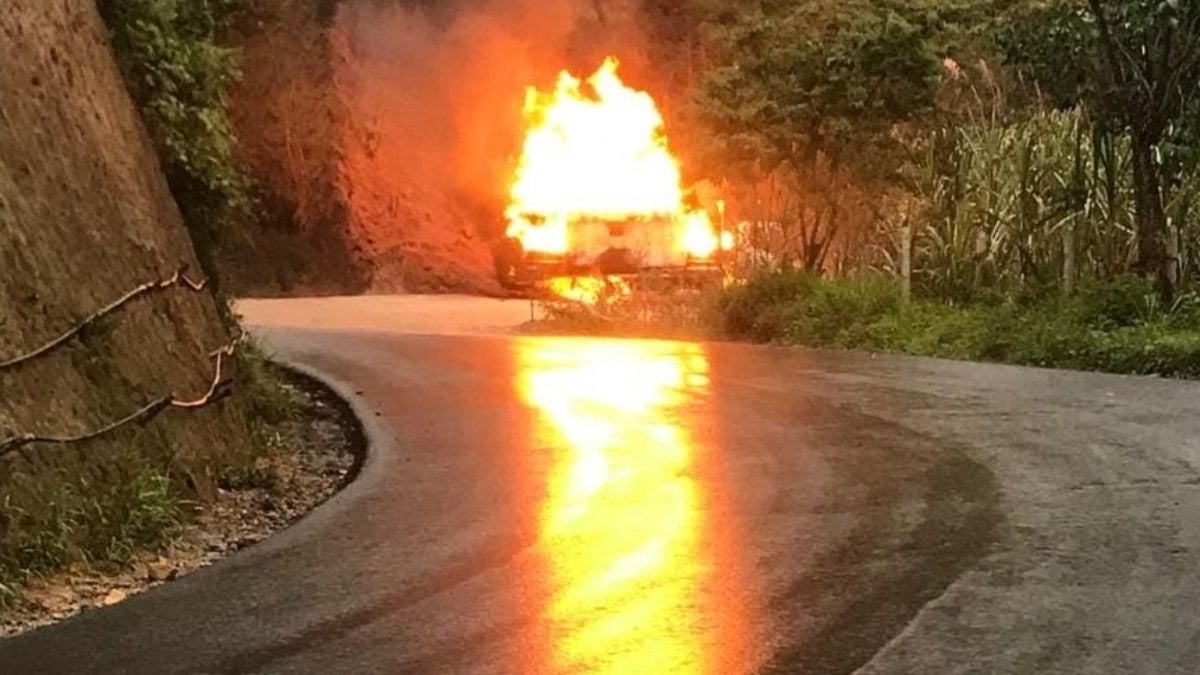 Camión quemado en vía de Ocaña