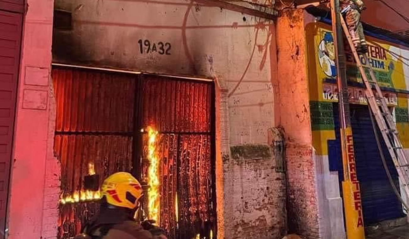 Bomberos de Bucaramanga controlan incendio en depósito de materiales