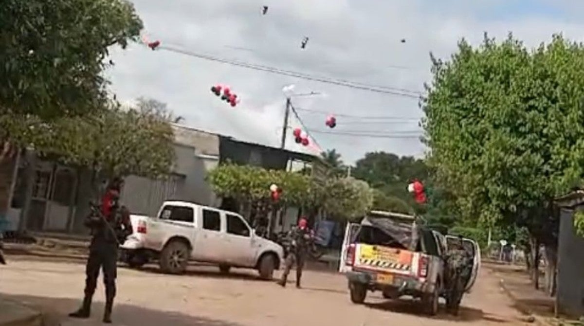 Los sujetos, vestidos con camuflados y portando brazaletes y pañoletas con la bandera del ELN, llegaron a la población en varias camionetas.